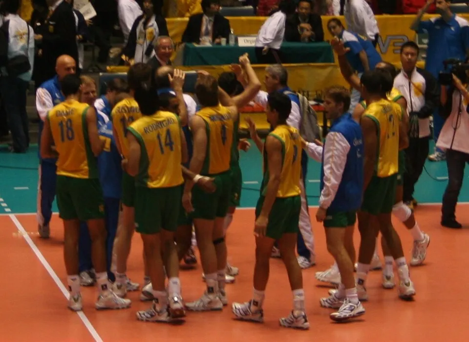 Seleção brasileira comemora a vaga na final do Mundial de 2006, no Japão