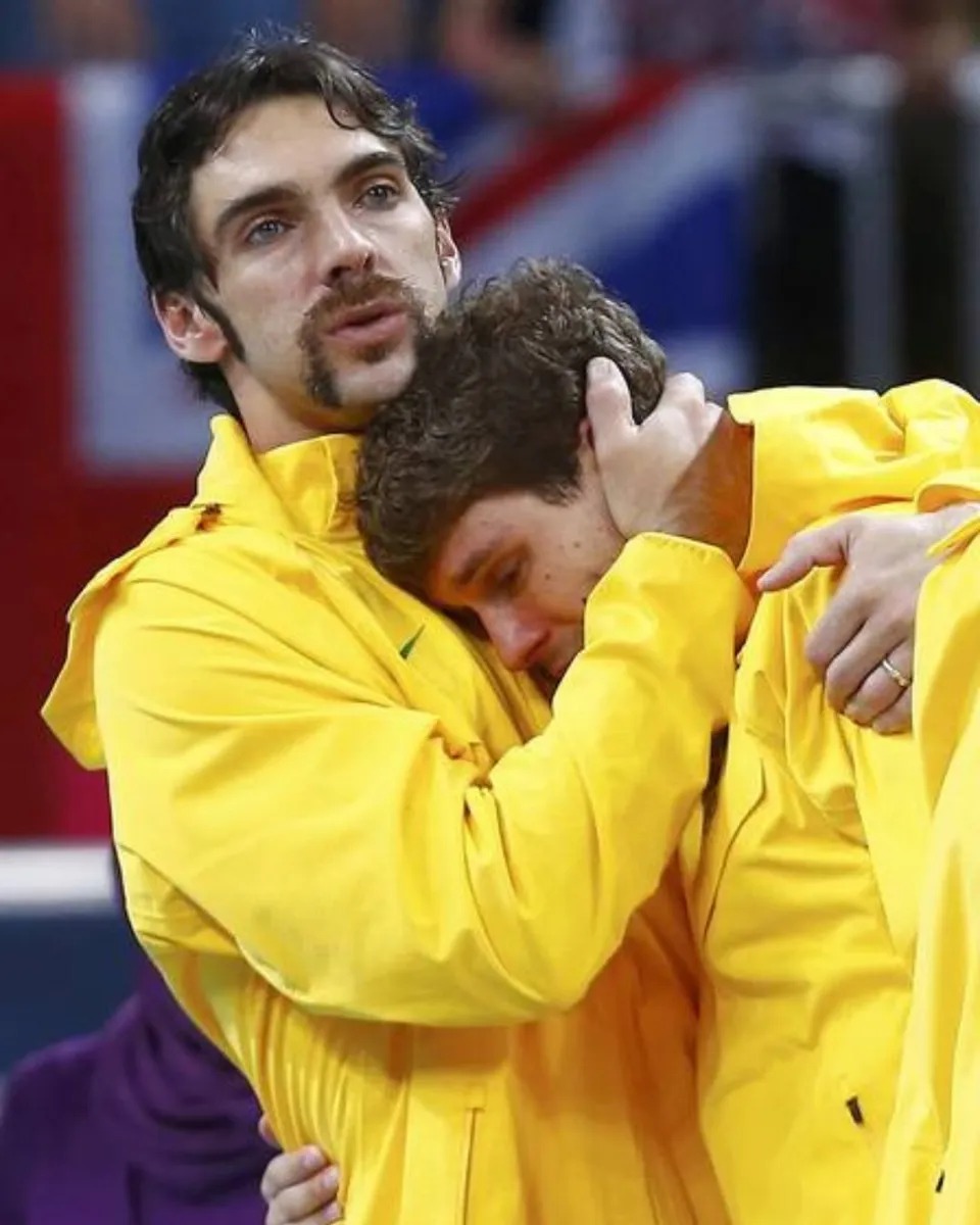 Giba abraça um companheiro em Londres