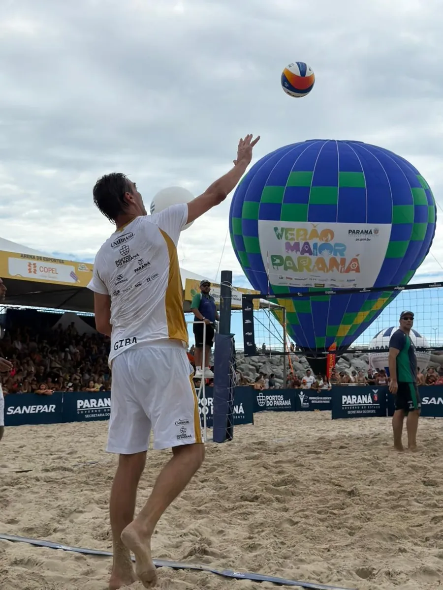Giba ataca no vôlei de praia