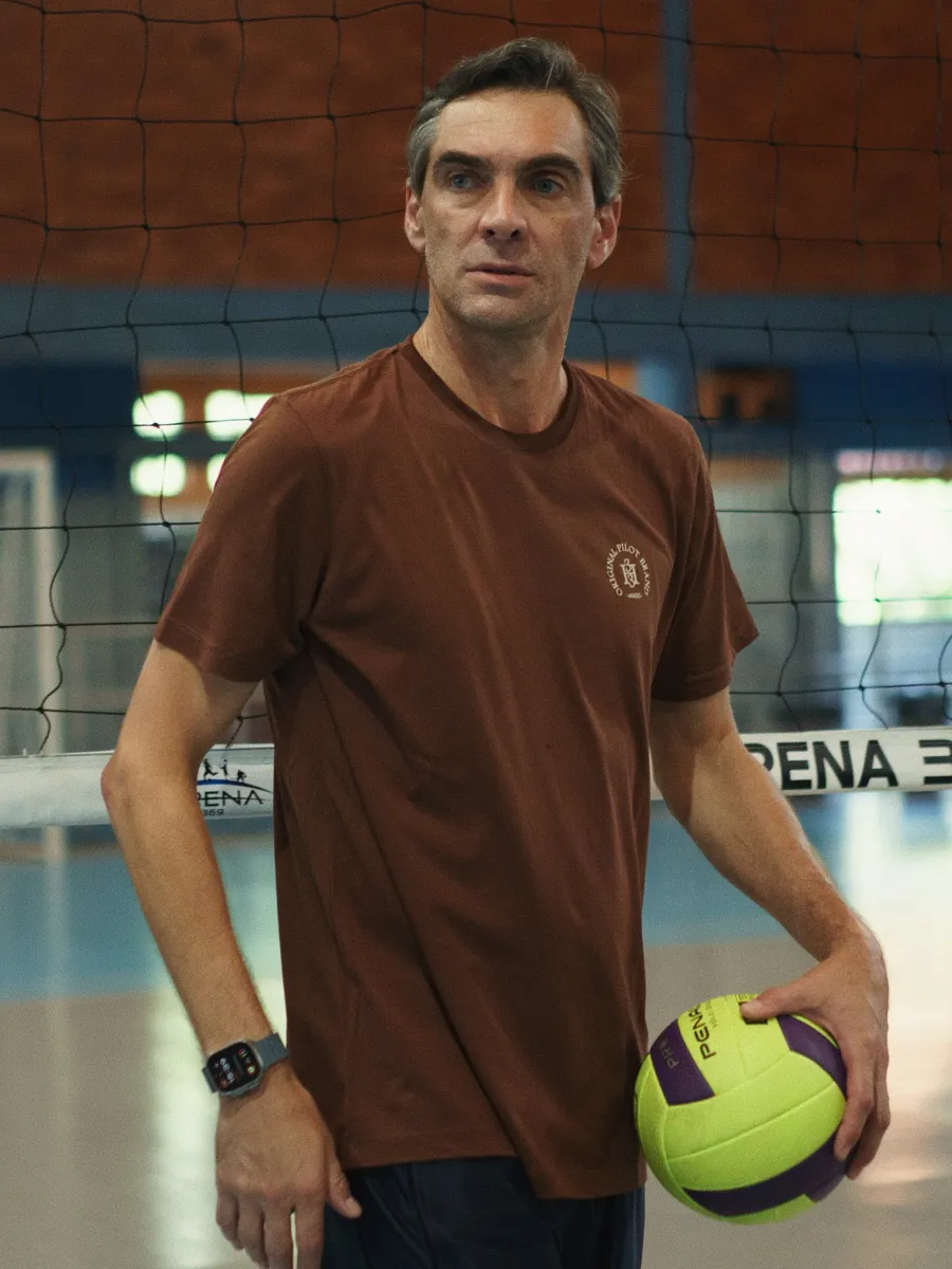Giba segura uma bola de vôlei em ensaio para marca