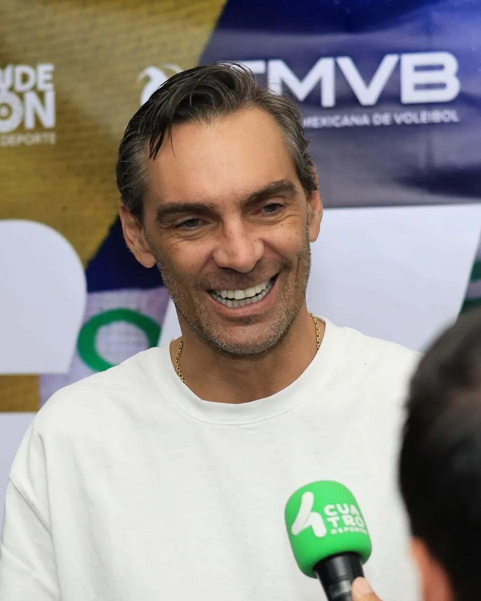 Giba sorri durante entrevista