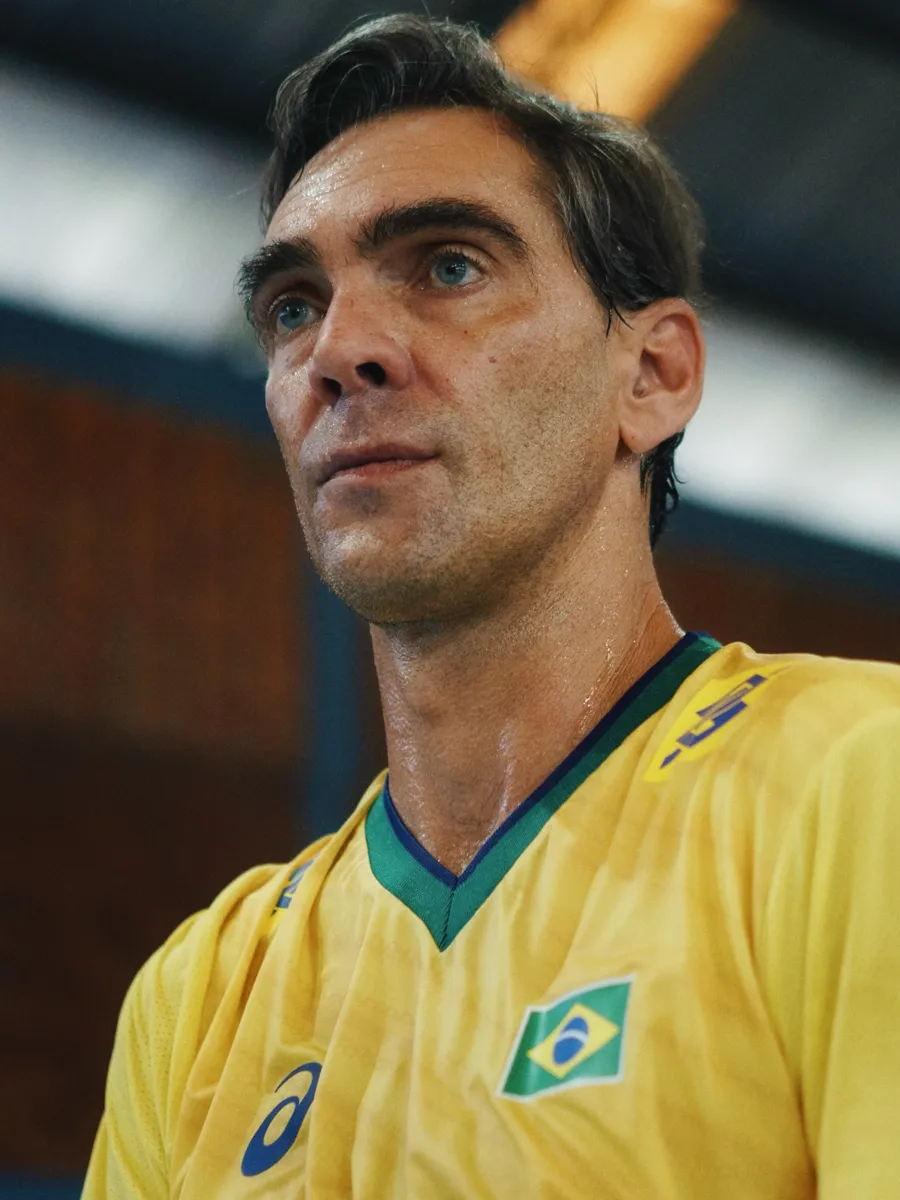 Comparação de fotos do Giba em 2011 e 2026