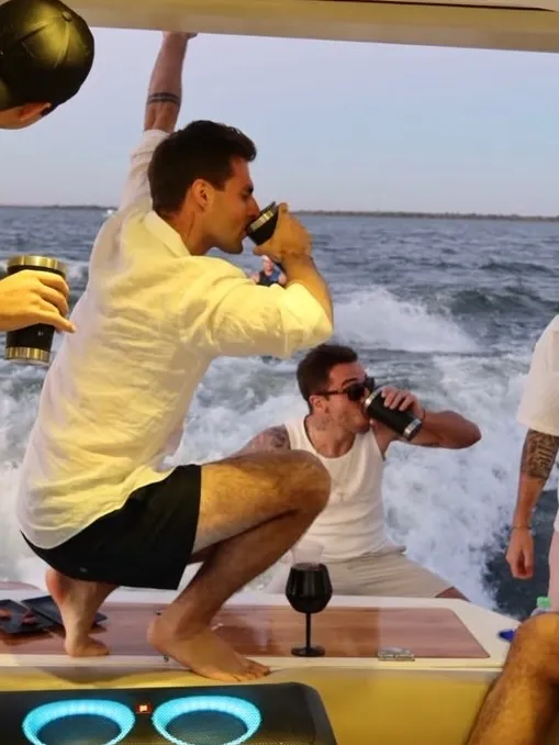 Ian brinda num barco com amigos