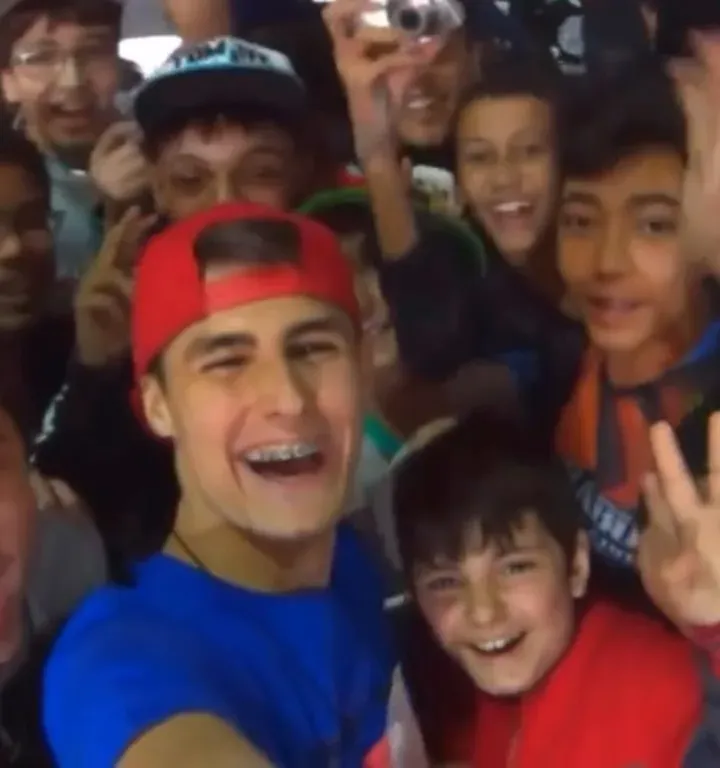 Rezende grava selfie com fãs em 2014
