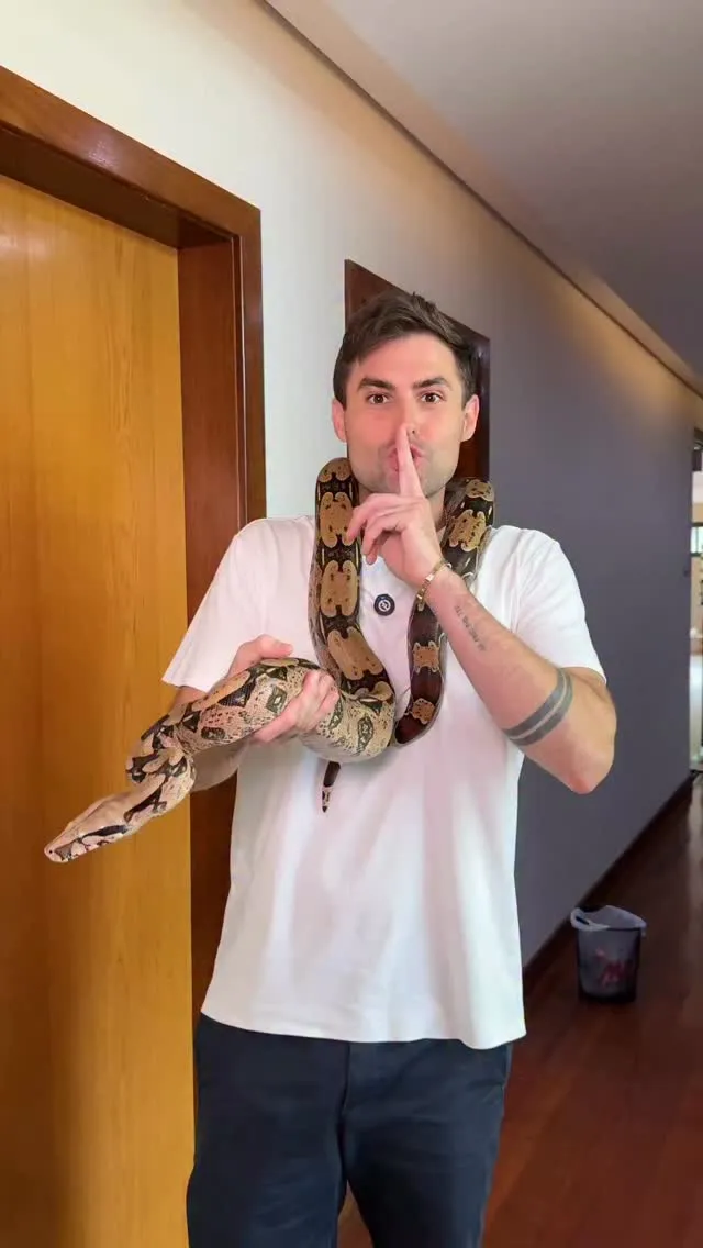 Rezende com uma cobra no pescoço pede silêncio